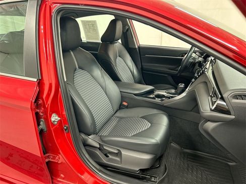 Used 2020 Toyota Camry SE image 22