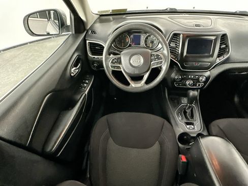 Used 2019 Jeep Cherokee Latitude w/ Popular Appearance Group FWD image 9