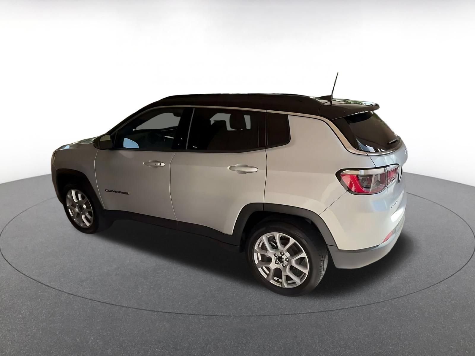 Used 2025 Jeep Compass Limited AWD/4WD image 9