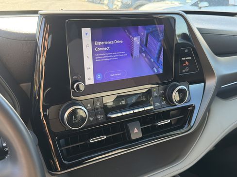 Used 2024 Toyota Highlander LE image 6