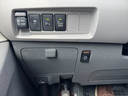 Used 2017 Toyota Sienna XLE Premium AWD/4WD image 28
