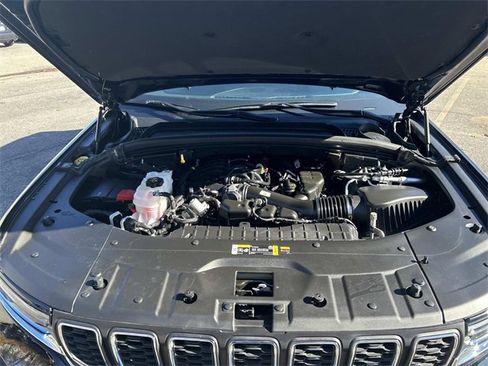 Used 2024 Jeep Grand Cherokee Laredo X image 9