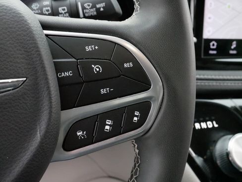 Used 2023 Chrysler Pacifica Limited image 25