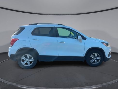 Used 2019 Chevrolet Trax LT w/ LT Convenience Package FWD image 9