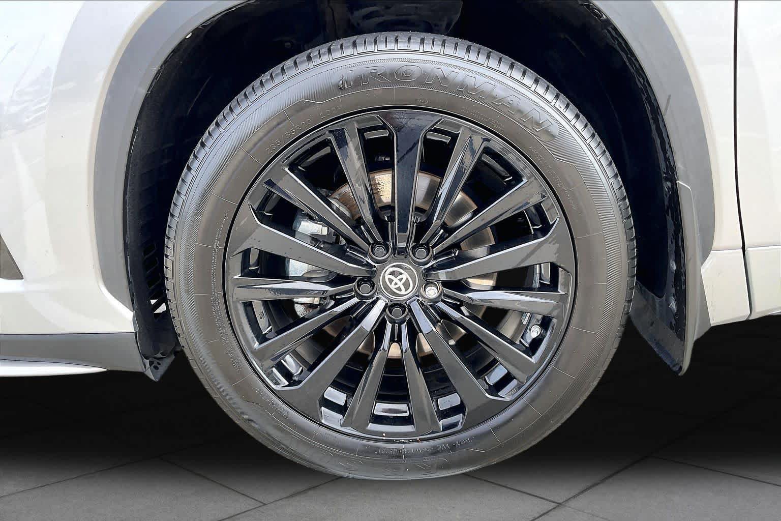 Used 2023 Toyota Highlander XSE FWD image 11