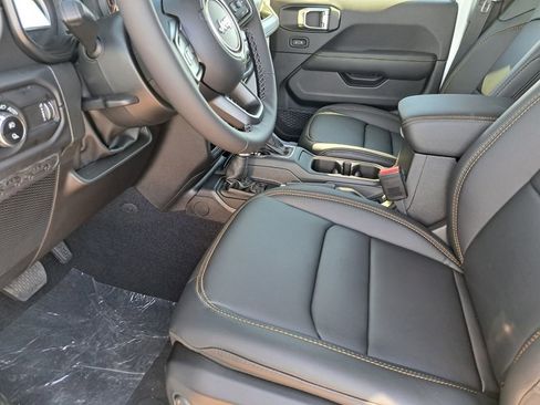 New 2025 Jeep Gladiator High Tide image 17