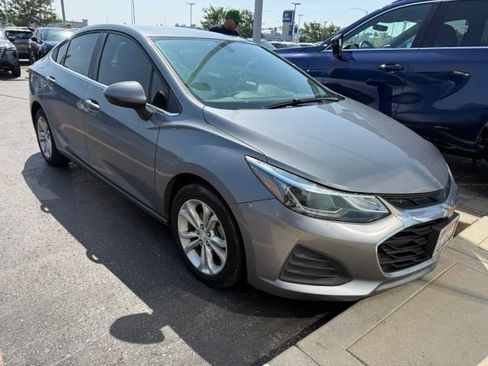 Used 2019 Chevrolet Cruze LT FWD image 3