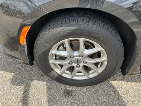 Used 2024 Chrysler Pacifica Touring-L FWD image 11