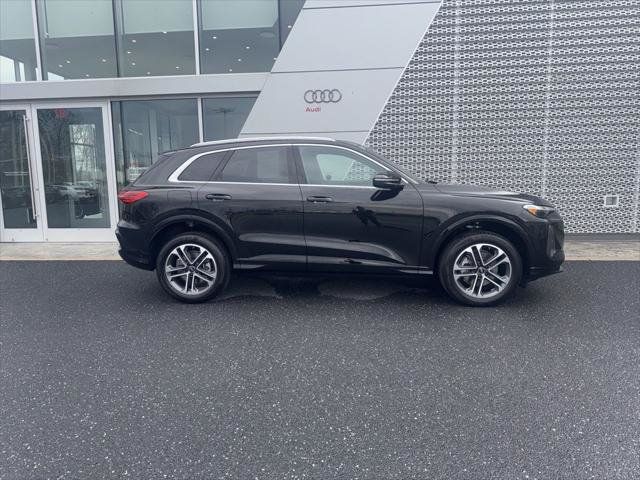 Used 2025 Audi Q5 Premium w/ Convenience Package AWD/4WD image 2