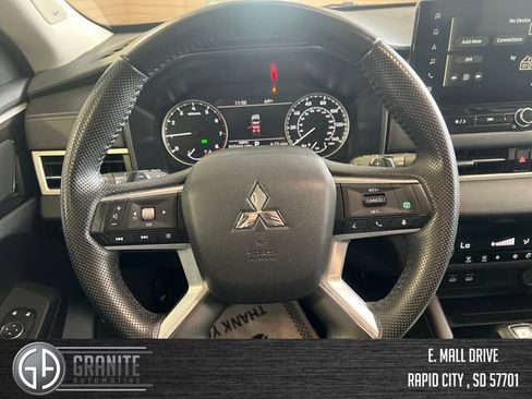Used 2025 Mitsubishi Outlander SE FWD image 15