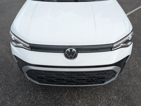 Used 2025 Volkswagen Taos SE w/ Panoramic Sunroof Package FWD image 12