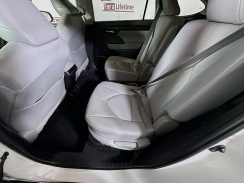 Used 2021 Toyota Highlander XLE AWD/4WD image 28