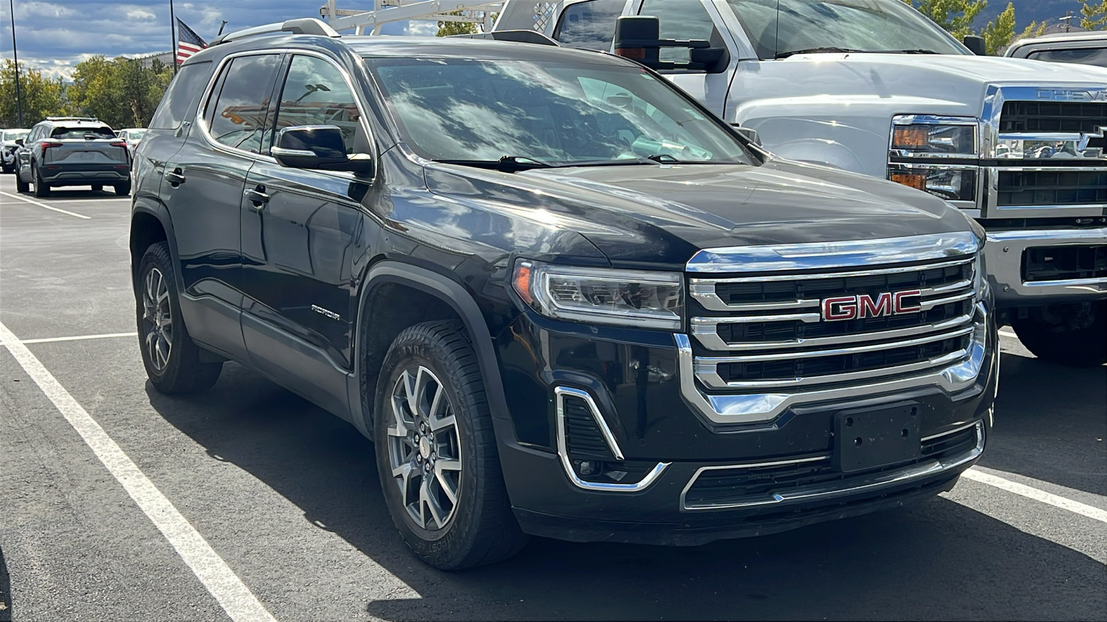 Used 2023 GMC Acadia SLT AWD/4WD image 2