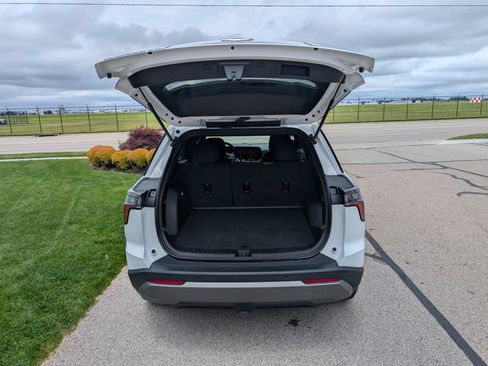 Used 2026 Chevrolet Equinox LT AWD/4WD image 8
