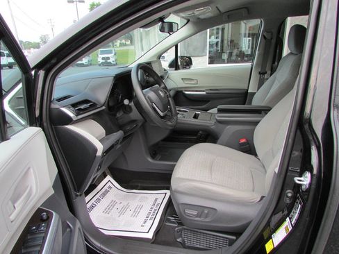 Used 2021 Toyota Sienna LE FWD image 7