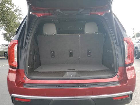 Used 2023 GMC Yukon SLT w/ SLT Luxury Package image 10