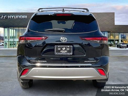 Used 2024 Toyota Highlander Platinum image 4
