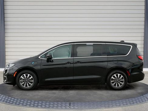 Used 2023 Chrysler Pacifica Touring-L FWD image 4