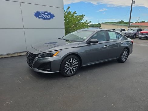 Used 2025 Nissan Altima 2.5 SV FWD image 2