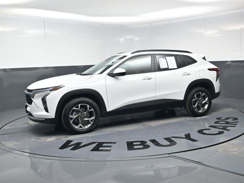 Used 2025 Chevrolet Trax LT w/ Driver Confidence Package image 6