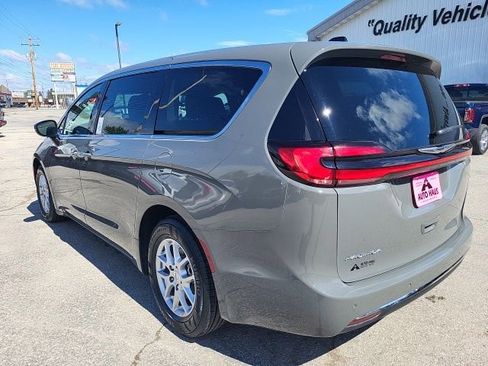Used 2023 Chrysler Pacifica Touring-L FWD image 9