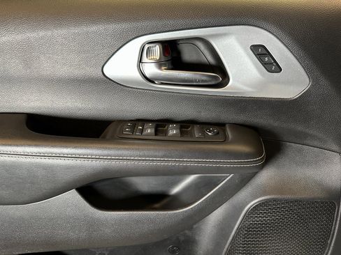 Used 2020 Chrysler Pacifica Touring-L w/ S Appearance Package image 16