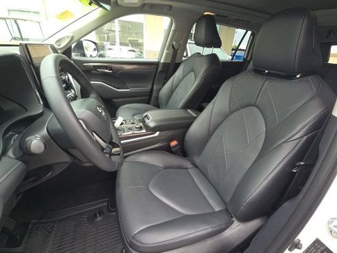 Used 2026 Toyota Highlander Platinum AWD/4WD image 11