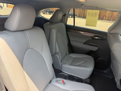 Used 2023 Toyota Highlander Limited AWD/4WD image 18