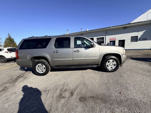 Used 2007 Chevrolet Suburban LT w/ LT Preferred Equipment Group image 8