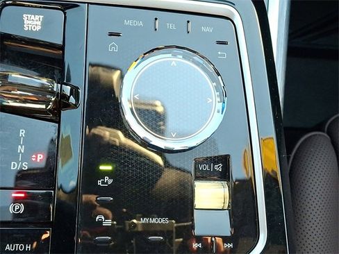 Used 2025 BMW 740i xDrive w/ Premium Package image 15