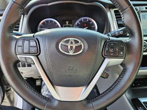 Used 2016 Toyota Highlander XLE image 2