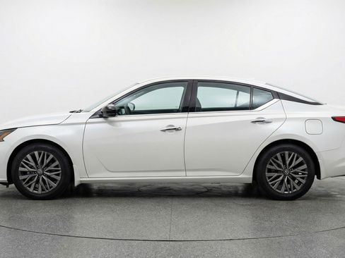 Used 2025 Nissan Altima 2.5 SV FWD image 5
