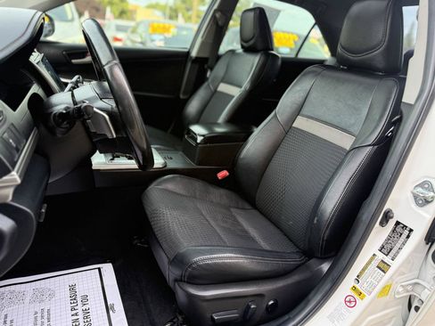 Used 2014 Toyota Camry SE w/ Moonroof Package FWD image 12
