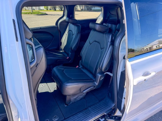 Used 2025 Chrysler Pacifica Select FWD image 10