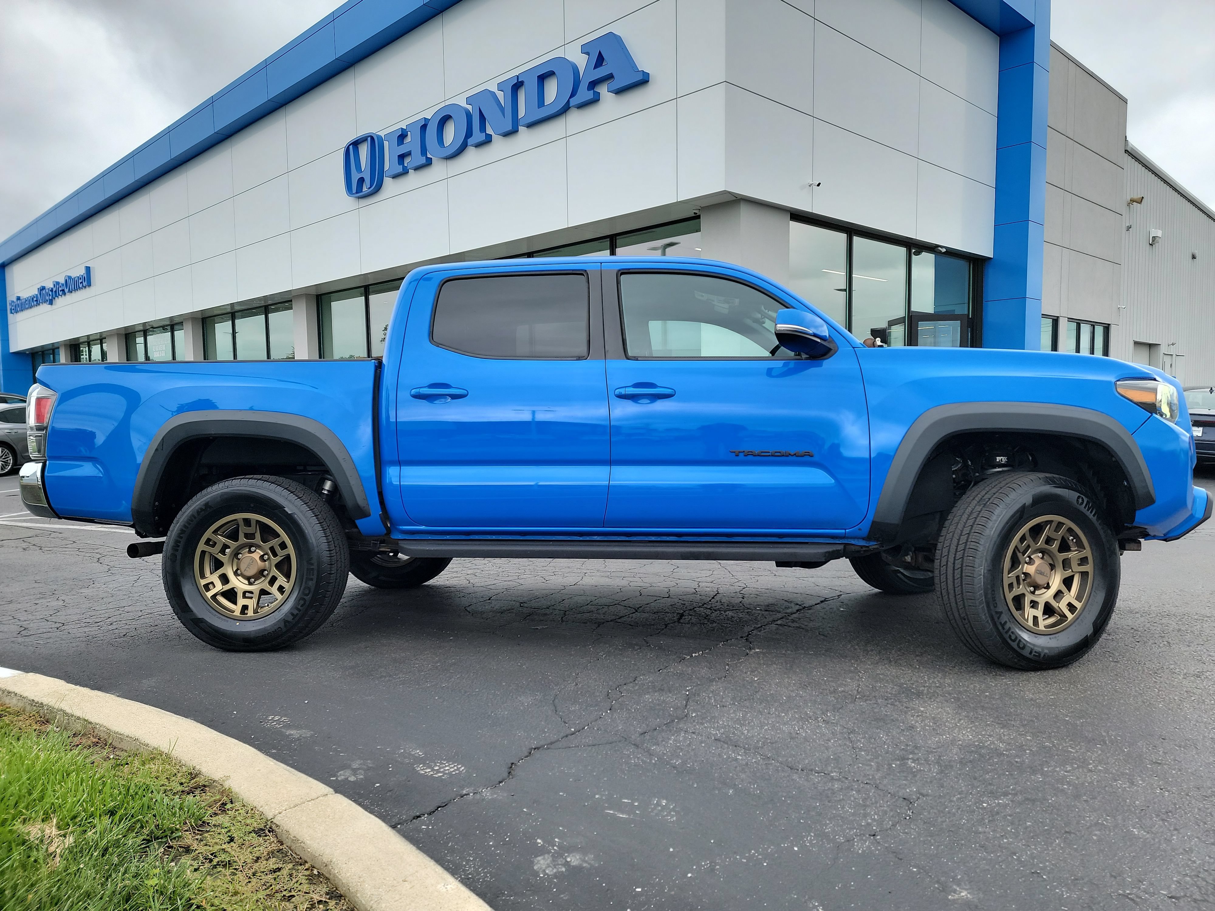 Used 2020 Toyota Tacoma TRD Off-Road AWD/4WD image 11