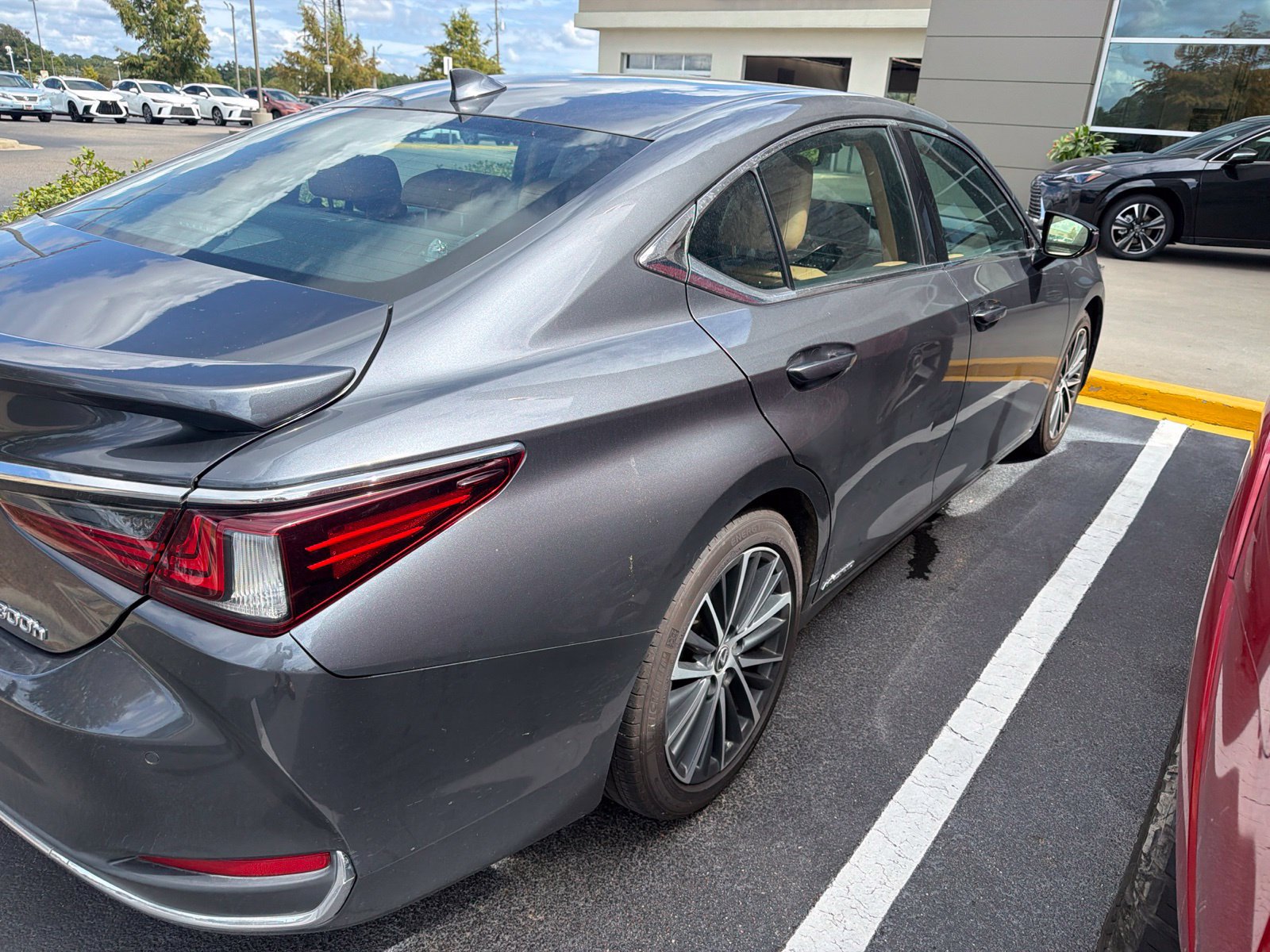 Used 2022 Lexus ES 300h w/ Premium Package FWD image 5