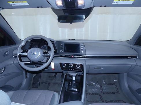 Used 2021 Hyundai Elantra SE image 9