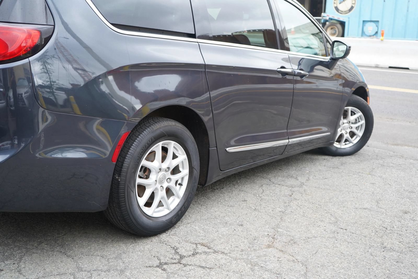Used 2020 Chrysler Pacifica Touring-L FWD image 6