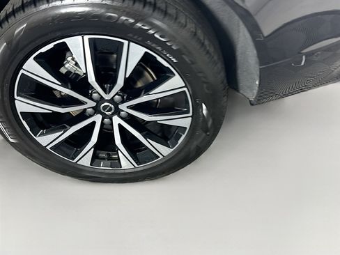 Used 2025 Volvo XC60 B5 Plus image 11