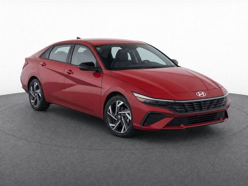 Used 2025 Hyundai Elantra SEL FWD image 3