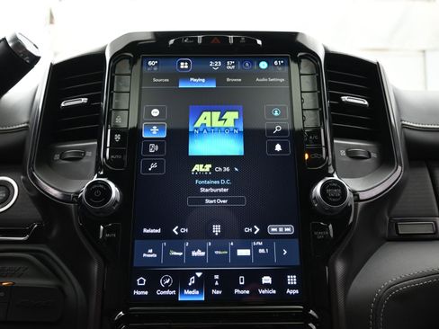 Used 2024 RAM 2500 Limited image 32