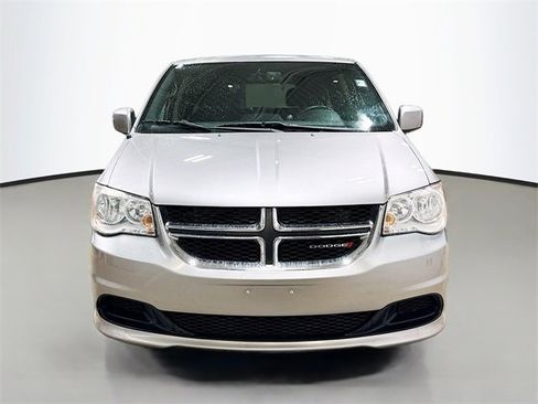 Used 2016 Dodge Grand Caravan SE image 3