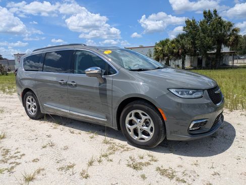 Used 2022 Chrysler Pacifica Limited FWD image 2