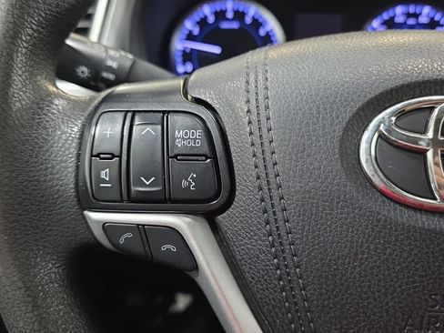 Used 2019 Toyota Highlander LE AWD/4WD image 16