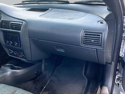 Used 2004 Chevrolet Cavalier Sedan w/ Preferred Equipment Group FWD image 18