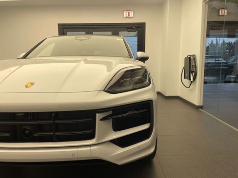 New 2026 Porsche Cayenne Coupe AWD/4WD image 23