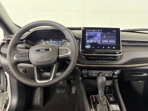 Used 2024 Jeep Compass Latitude w/ Convenience Group AWD/4WD image 3