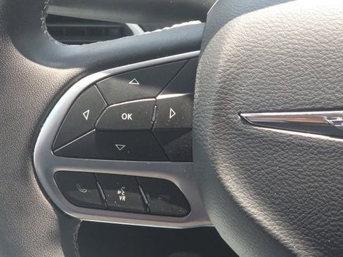 Used 2023 Chrysler Pacifica Touring-L FWD image 41