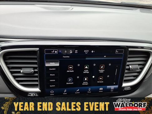 Used 2023 Chrysler Pacifica Touring-L image 16