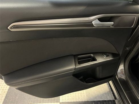 Used 2017 Ford Fusion SE image 17